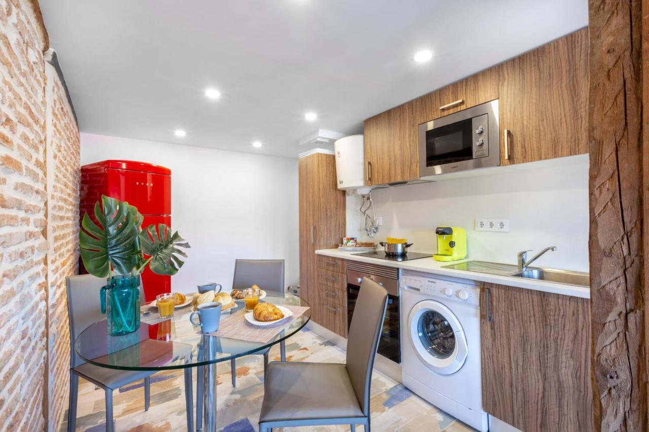Apartamentos Ejemplares アルカラ・デ・エナレス エクステリア 写真